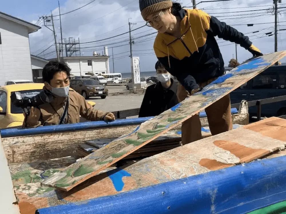 奥能登曼荼羅を運び出す様子 奥能登曼荼羅を運び出す様子