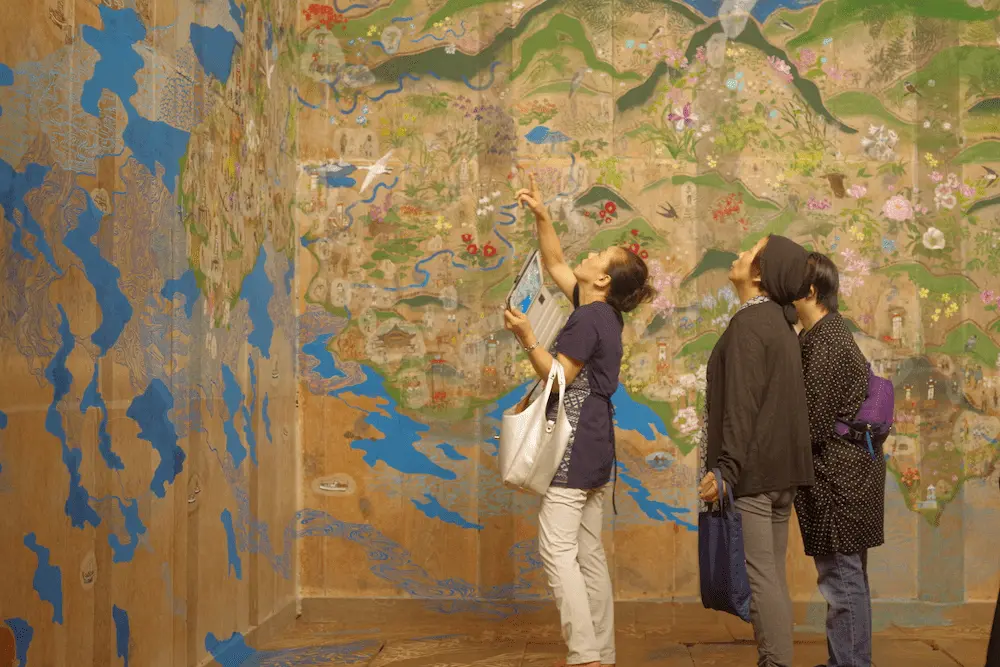 奥能登曼荼羅を鑑賞する人々 奥能登曼荼羅を鑑賞する人々